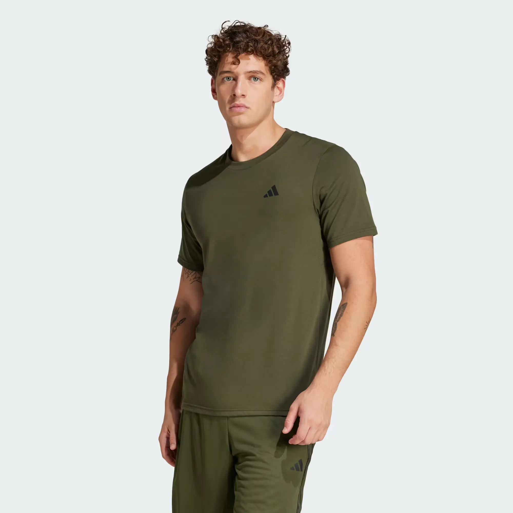 Train_Essentials_Feelready_Training_Tee_Green_JP4951_21_model